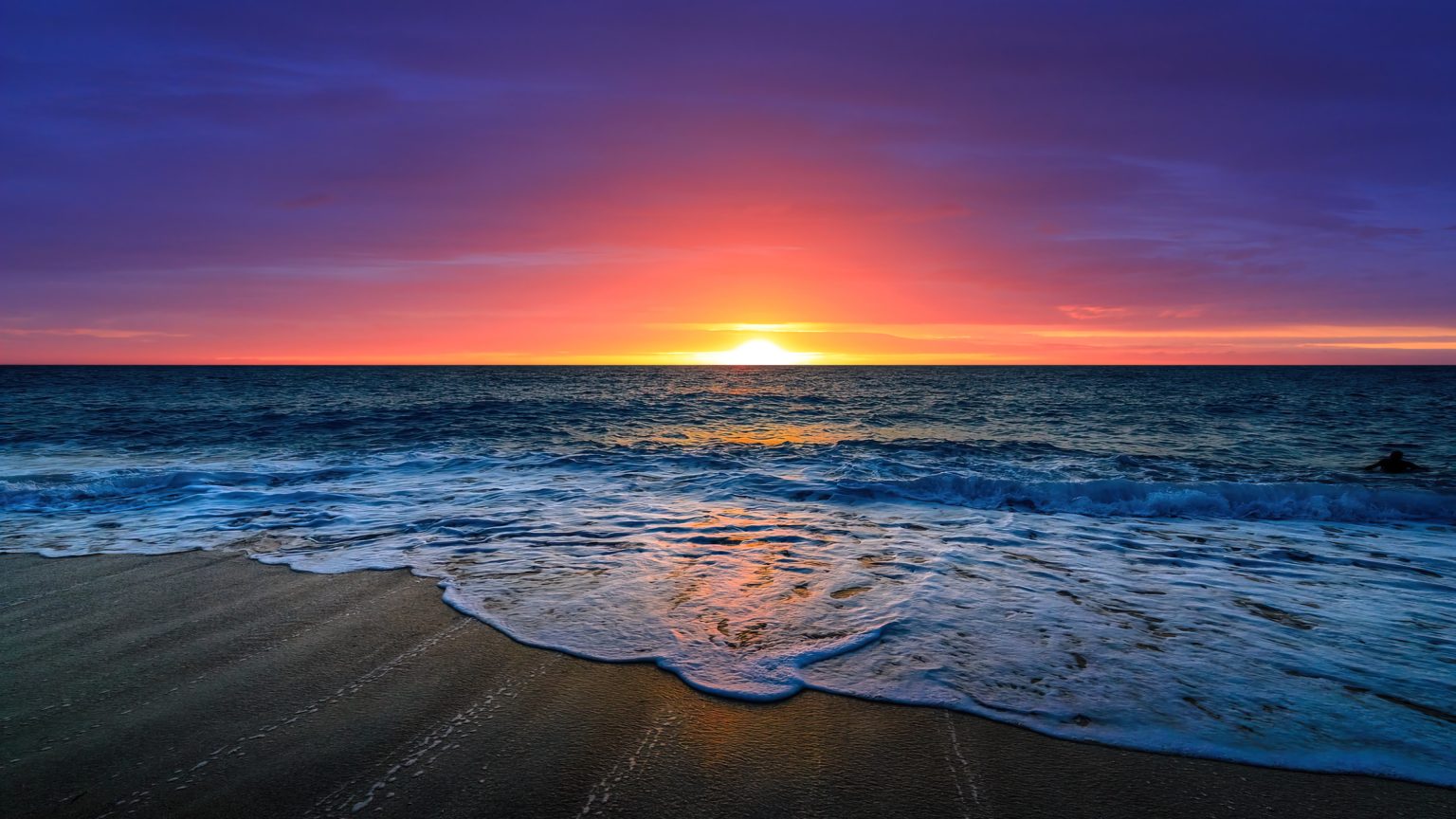 hermoso-atardecer-en-la-playa_3840x2160_xtrafondos.com